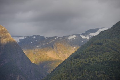 Norvège, comté de Sogn Og Fjordane, montagnes surplombant Balestrand