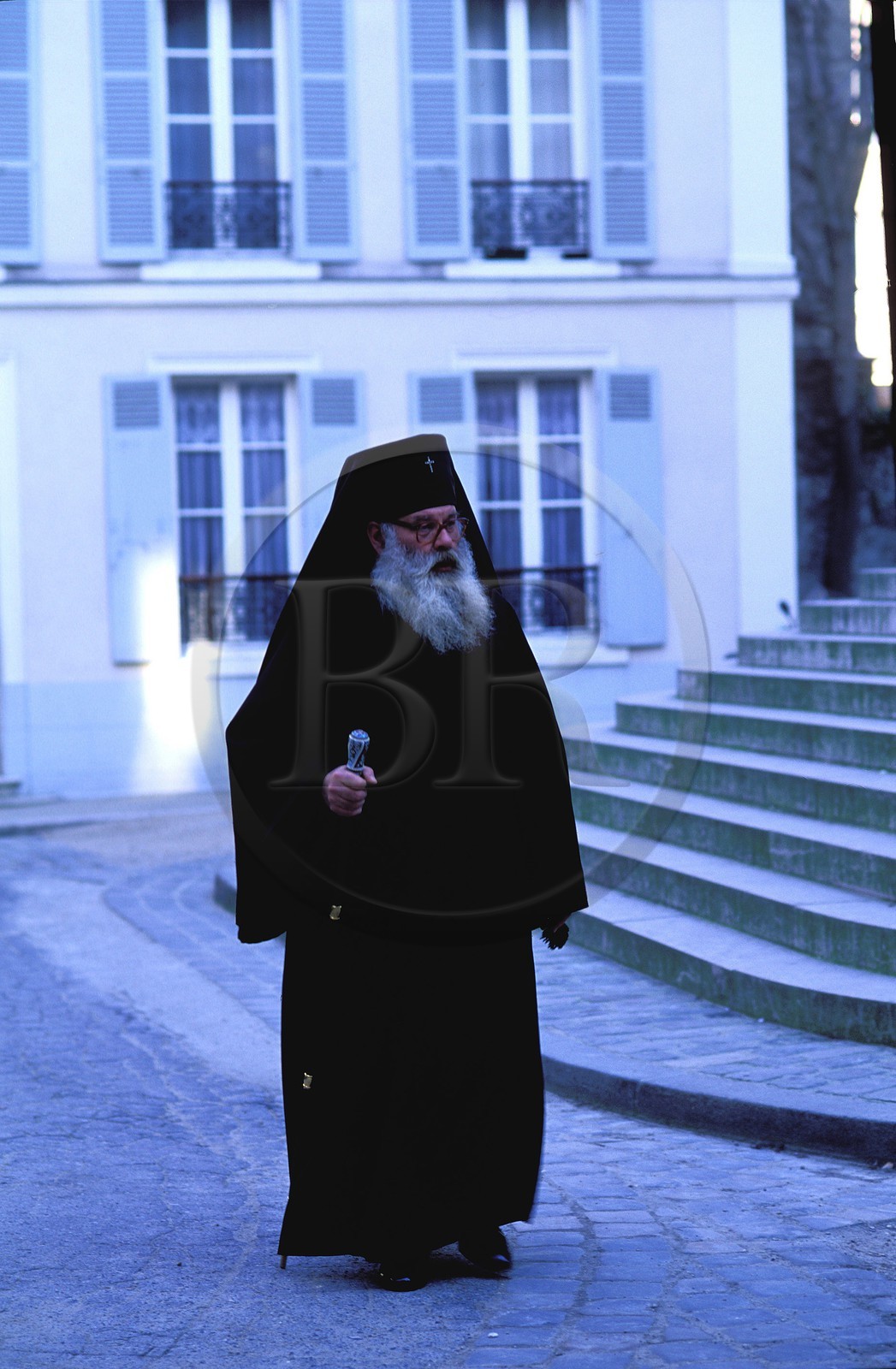 France, Paris (75), un Pope près de la cathédrale orthodoxe Saint Alexandre Nevski, rue Daru (8ème arrondissement)
