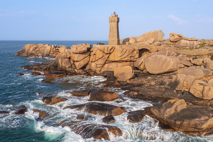 France, Côtes-d'Armor (22), Côte de Granit Rose, Perros-Guirec, Ploumanac'h, pointe de Skewell (Squéouel), le phare de Mean Ruz sur le sentier des Douaniers aussi chemin de Grande Randonnée GR 34 (vue aérienne)
