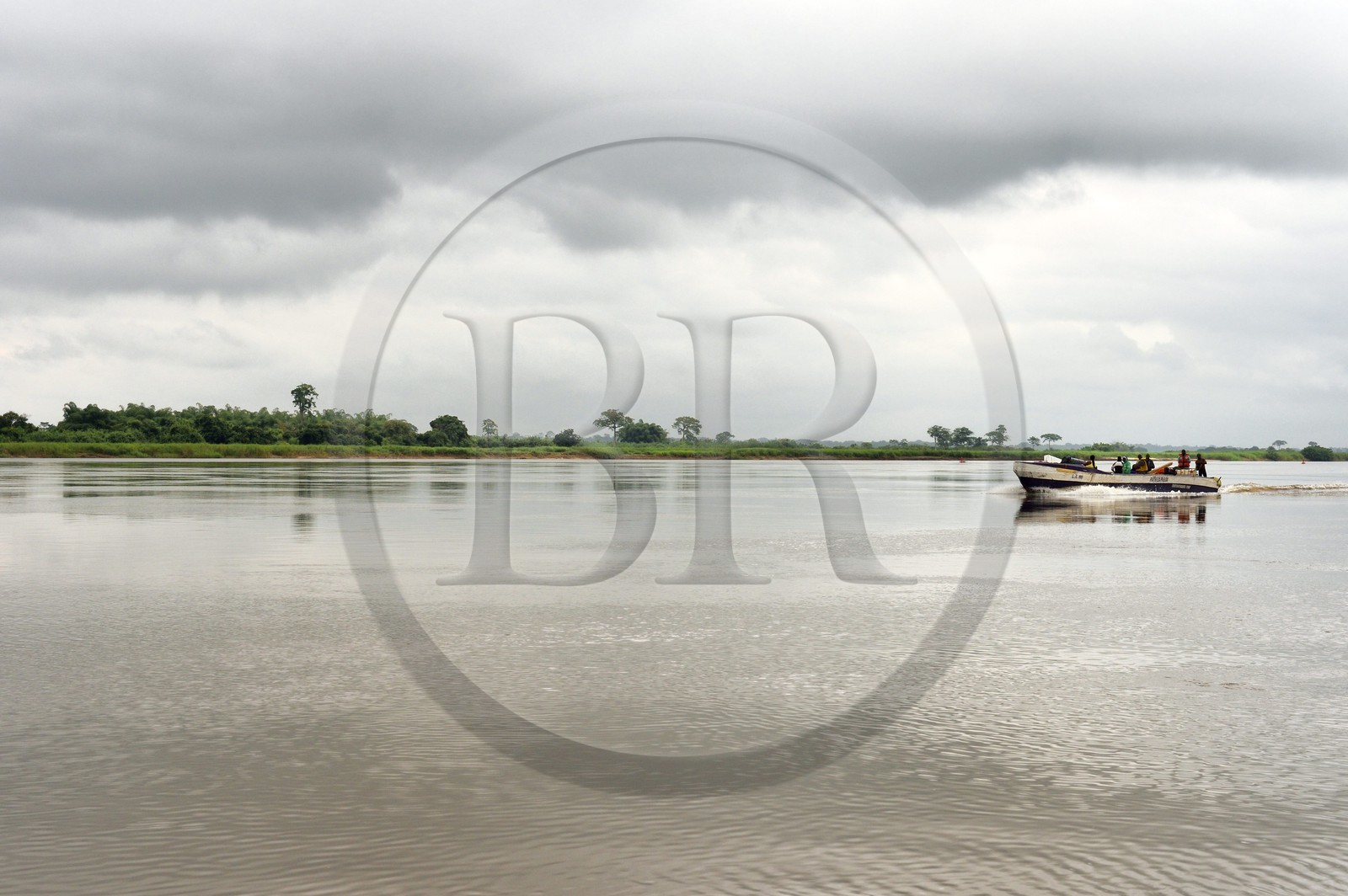 Gabon, province de Ogooué- Maritime, bateau à moteur remontant le fleuve Ogooué