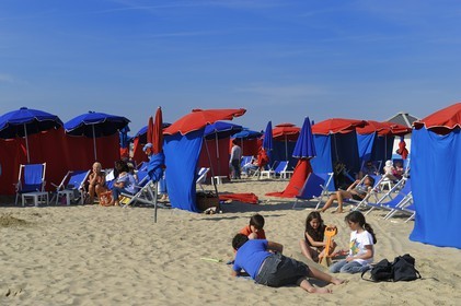 France, Calvados (14), Pays d'Auge, Deauville, la plage et ses parasols