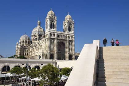 France, Bouches-du-Rhône (13), Marseille, Zone Euroméditerranée, quartier La Joliette, place des Arts, les Voûtes et la Cathédrale La Major (XIXe siècle)