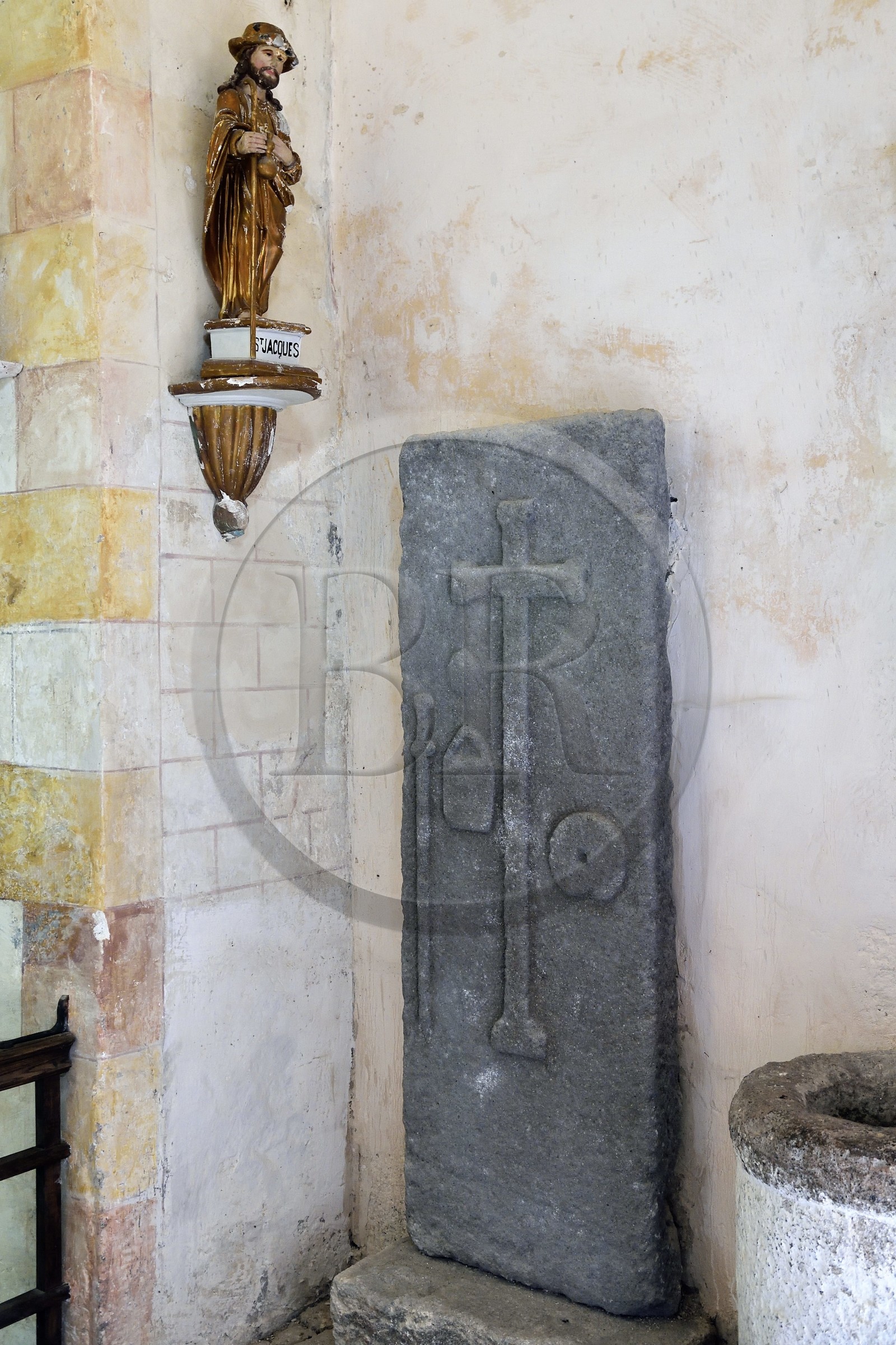 France, Cantal (15), étape sur le chemin de Saint-Jacques de Compostelle par la Via Arverna, Neussargues-Moissac, église Saint-Hilaire du XIIe siècle, tombe d'un pélerin du XVIIe siècle ayant effectué le chemin de St Jacques de Compostelle, dalle funéraire avec le bourdon, le sac et la coquille autour de la croix funéraire