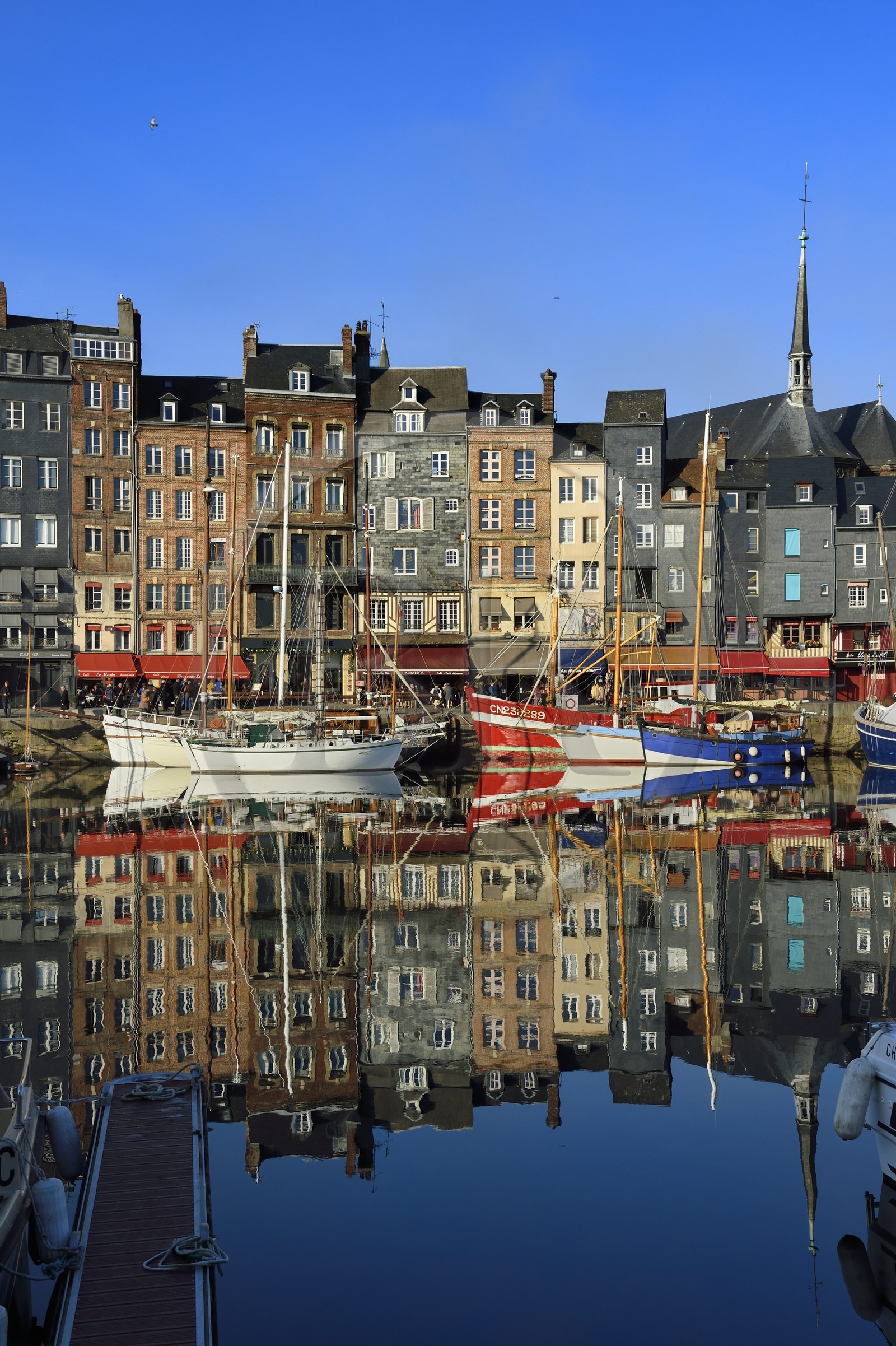 France, Calvados (14), Pays d'Auge, Honfleur, le Vieux-Bassin, le quai Sainte-Catherine