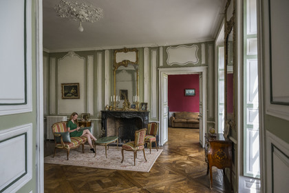 France, Loire-Atlantique (44), Nantes, maison d'armateur, la chorégraphe Morgane Vidal dans son appartement avec parquets à la Versailles du 10 quai Turenne sur l'ancienne Ile Feydeau, ayant subi très peu de transformations et daté de 1755-56