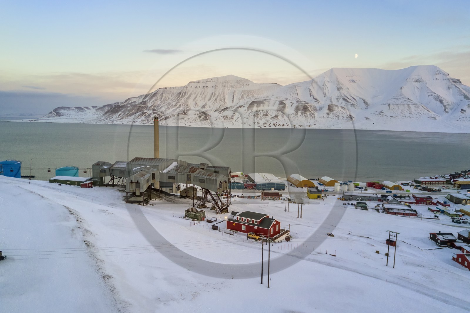 Norvège, Svalbard, Spitzberg, Longyearbyen, Taubanesentralen à gauche, batiment central abandonné du téléphérique utilisé pour le transport des chariots de charbon des mines vers le port (vue aérienne)