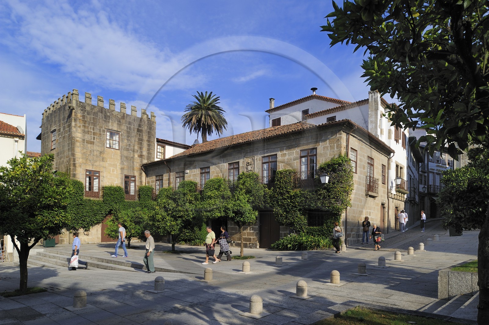 Portugal, région du Minho, Guimaraes, ville classée Patrimoine Mondial de l' UNESCO, place Largo dos Laranjais