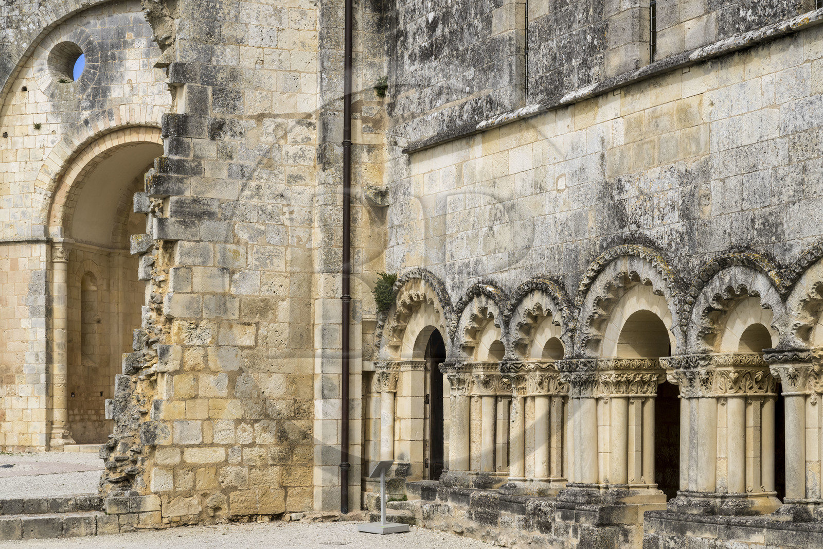 France, Charente-Maritime (17), l'ancien prieuré Saint-Jean-l'Evangéliste de Trizay appelé abbaye de Trizay abrite un centre d'art contemporain, ruines de l'église abbatiale et salle capitulaire qui bordait le cloitre