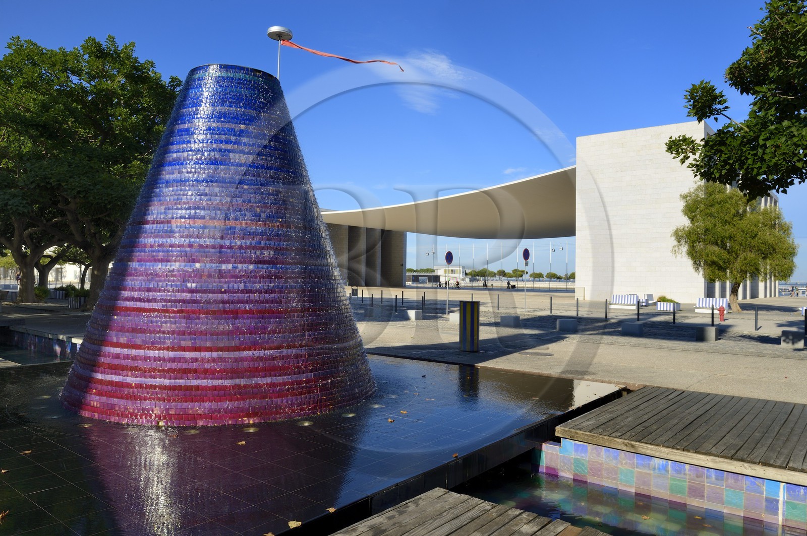 Portugal, Lisbonne, Parque das Nações (Parc des nations) construit pour l'exposition universelle de 1998, fontaine