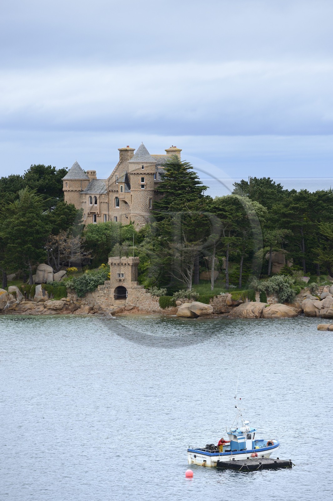 France, Côtes-d'Armor (22), Côte de Granit Rose, Trégastel, château et ile de Costaérès, bateau de pêche