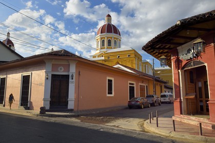 Nicaragua, Granada, calle El Caimito dans la vieille ville et la cathédrale