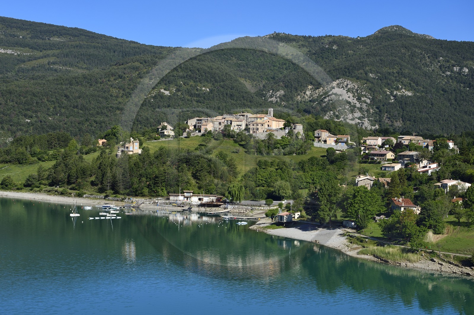 France, Alpes-de-Haute-Provence (04), Parc Naturel Régional du Verdon, le lac du Castillon formé par le Verdon à Saint-Julien-du-Verdon