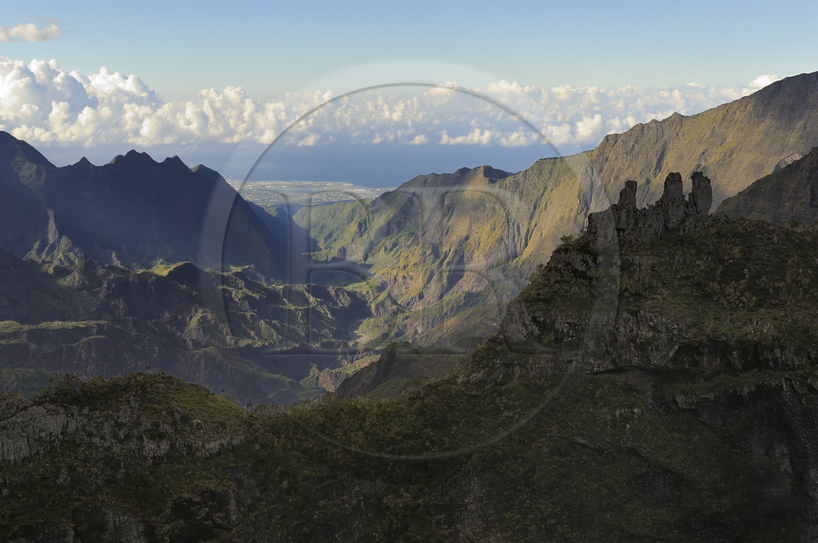 France, Ile de la Reunion, le cirque de Mafate, classé Patrimoine Mondial de l'UNESCO, les Trois Salazes à droite ouvrant sur le cirque de Cilaos et la côte ouest vers Saint-Louis en arrière plan (vue aérienne)