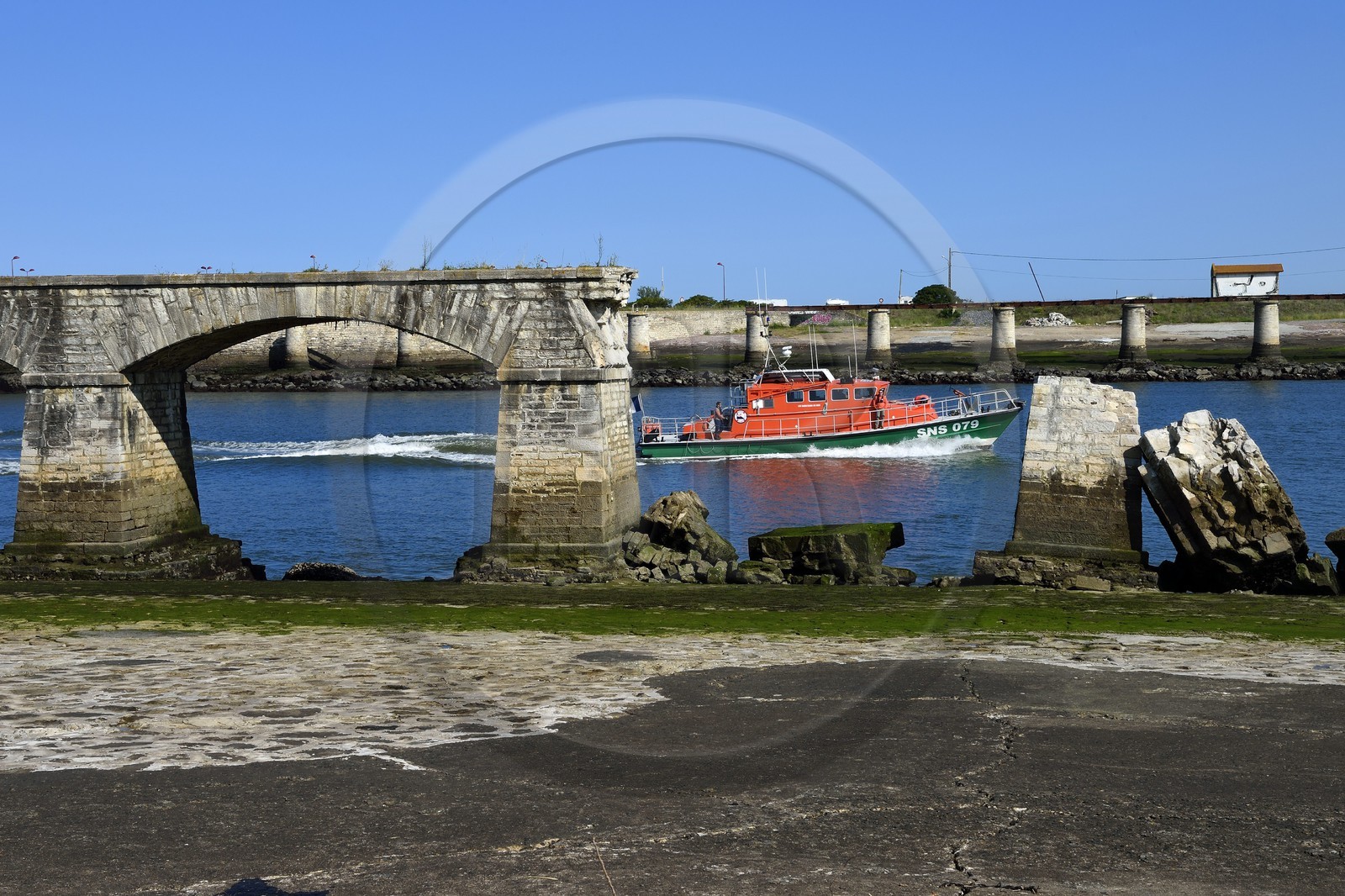 France, Pyrénées-Atlantiques (64), Pays-Basque, Anglet, embouchure de l'Adour qui est l'accès à la mer du port de Bayonne, bateau de la Société Nationale de Sauvetage en Mer