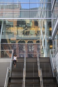 Canada, province de Québec, Montréal, quartier du Vieux-Montréal, immeuble du centre de commerce mondial en reflet rue Saint-Antoine