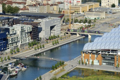 France, Rhône (69), Lyon, nouveau quartier de La Confluence au sud de la Presqu'île, immeubles d'habitation à gauche, bassin nautique relié à la Saône et le centre commercial de Confluence à droite