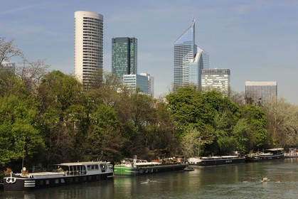 France, Hauts-de-Seine (92), Suresnes, les berges de la Seine et les tours de la Défense