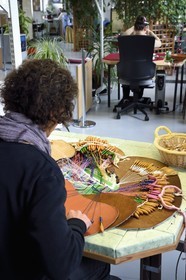 France, Haute-Loire (43), Le Puy-en-Velay, Atelier conservatoire national de la dentelle du Puy, dentelle au fuseau sur des créations d’artistes commandées par le département du mobilier national,  dentellière sur un carreau traditionnel