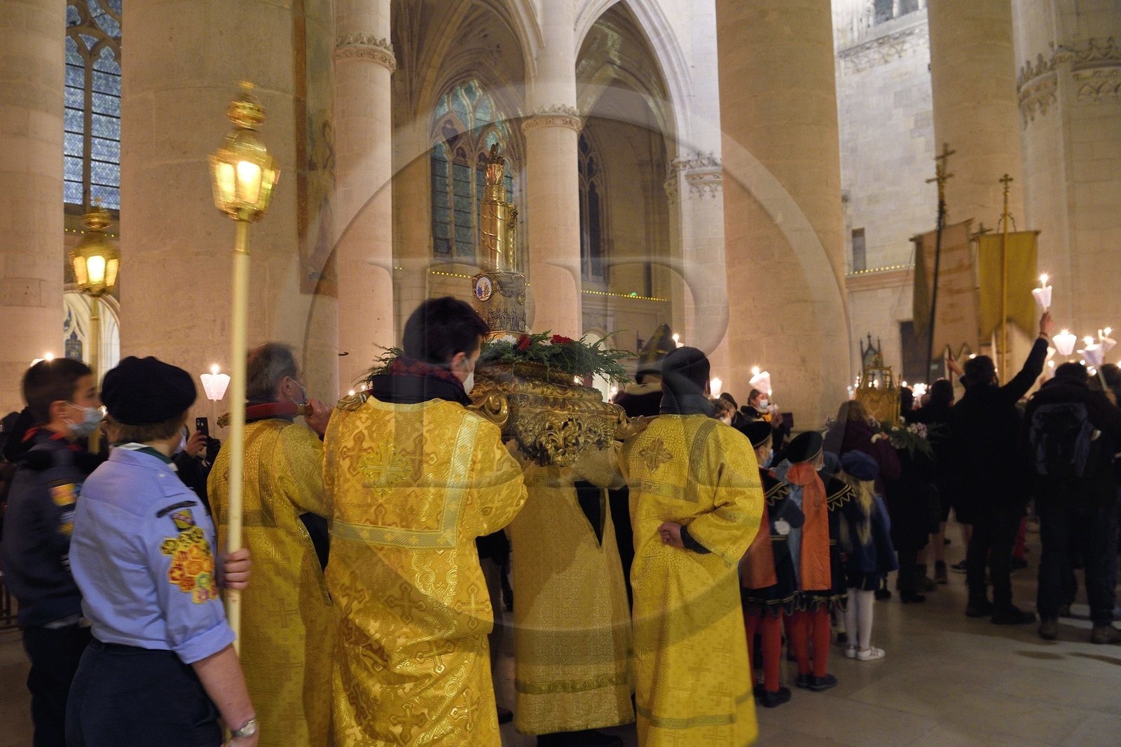 France, Meurthe-et-Moselle (54), Saint-Nicolas-de-Port, basilique de Saint Nicolas, procession aux flambeaux qui est fêtée depuis 1245 à l'occasion de la Saint-Nicolas, la relique du dextre bénissante de saint Nicolas (selon la tradition il s'agit de l'os d'une phalange de la main droite de l'évêque) qui est conservée dans un bras reliquaire de la fin du XIXème siècle en argent, or, émaux et diamants