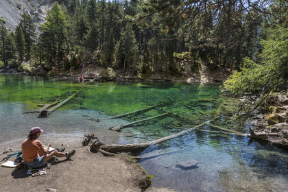 France, Hautes Alpes (05), Névache, la Vallée Étroite à la frontière italienne, le lac Vert (alt. 1834 m), randonneuse réalisant une aquarelle du lac in situ
