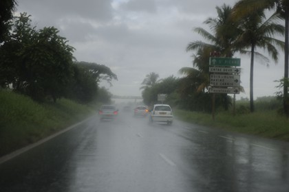 France, île de la Réunion, circulation sur la route Nationale 1 menant à Saint Pierre sous une pluie battante