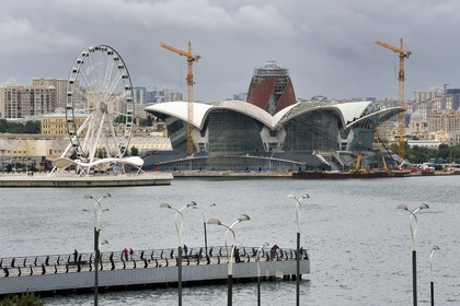 Azerbaïdjan, Bakou, Caspian Waterfront Mall au bord de la Mer Caspienne vu depuis le Bayraq Meydani