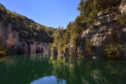 Var on the Left Bank and Alpes de Haute Provence on the Right Bank, Parc Naturel Regional du Verdon, Basses Gorges du Verdon downstream of Lake St. Croix, gorges de Baudinard.
