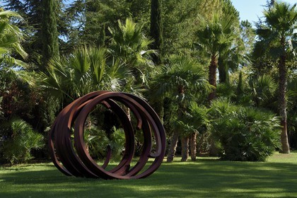 France, Var (83), Le Muy, Fondation Bernar Venet, arches métalliques de Bernar Venet disséminées dans le parc