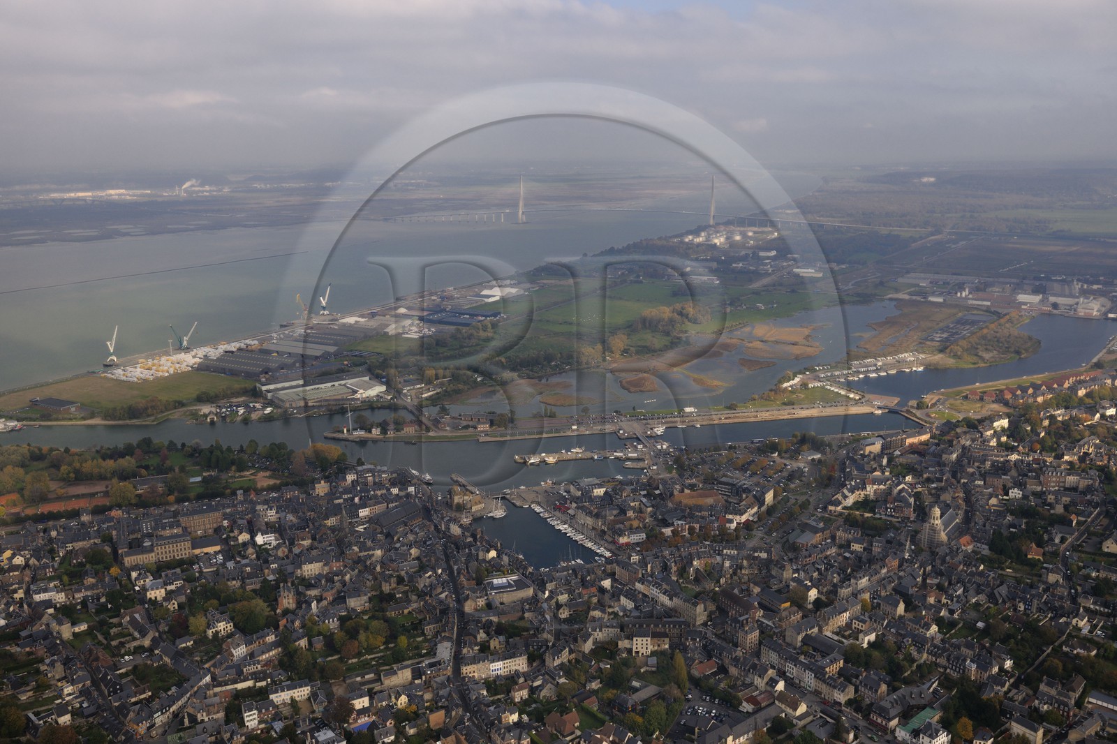 France, Calvados (14), Honfleur et son port pittoresque, en arrière plan le Pont de Normandie qui enjambe la Seine (vue aérienne)