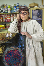 France, Hauts-de-Seine (92), Colombes, l'artiste et laqueur Isabelle Emmerique dans son atelier