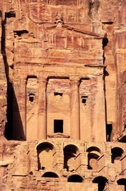 Jordanie, site archéologique de Petra, un tombeau à urnes