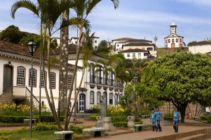 Brésil, Etat du Minas Gerais, ville de Serro, place (centrale) Joao Pinheiro et capela de Santa Rita (Route de l'or, Estrada Real)