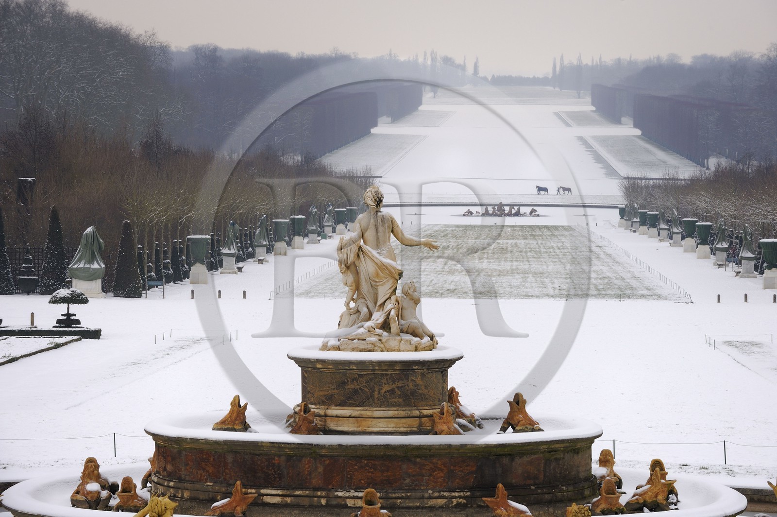 France, Yvelines (78), parc du château de Versailles sous la neige, classé Patrimoine Mondial de l'UNESCO, le Bassin de Latone et la perspective des jardins et de l'axe du Soleil vers le Grand Canal gelé