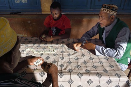 France, Ile de Mayotte, Grande-Terre, Sada, joueurs de dominos portant un kofia brodé, chapeau traditionnel comorien