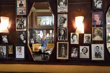 France, Allier (03), Vichy, Brasserie du Casino et des Artistes au décor Art déco, Delphine Tajetti en reflet entre les photos des artistes qui sont venus diner au restaurant