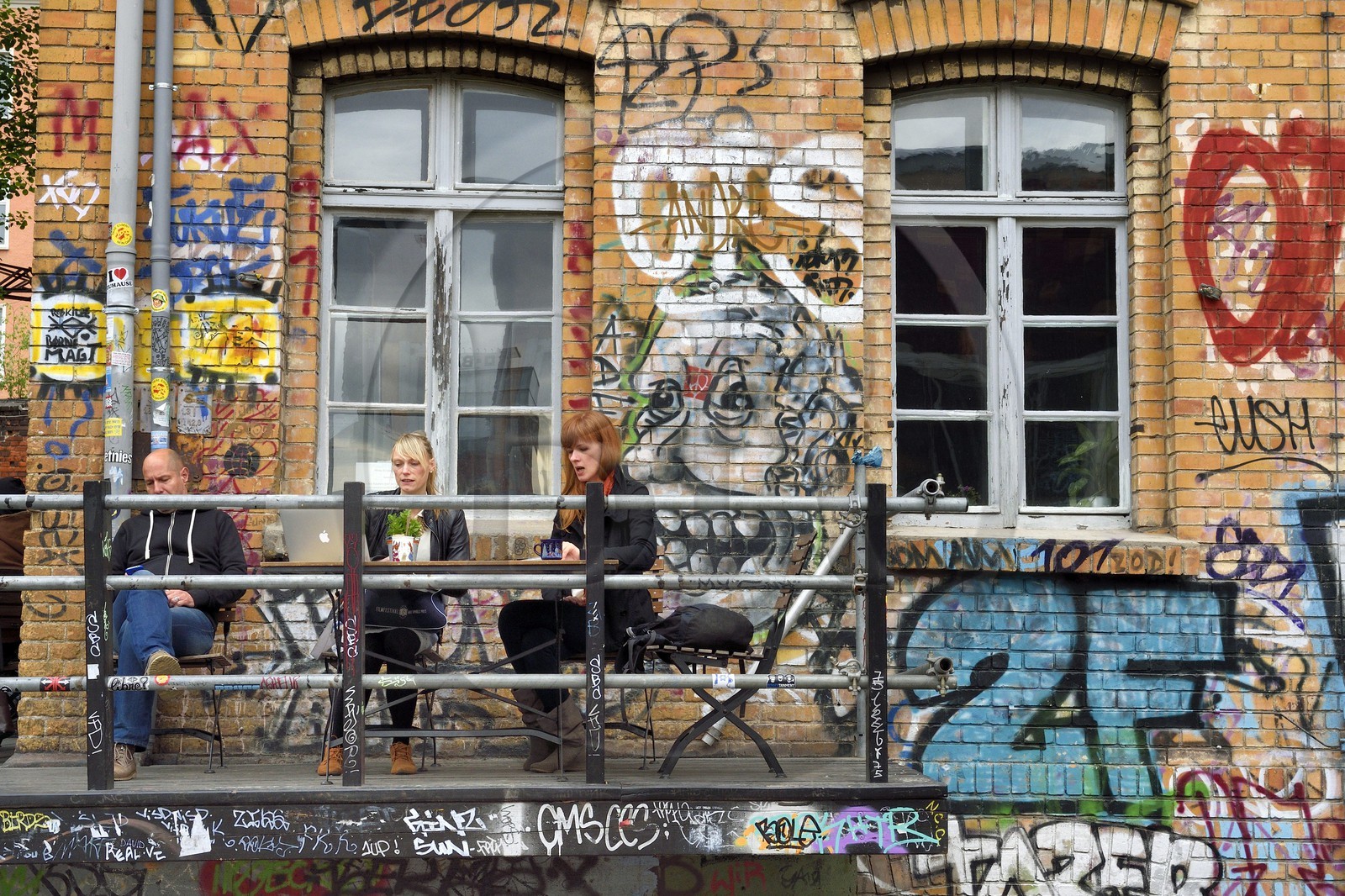 Allemagne, Berlin, RAW Tempel, haut lieu de l’art libre et urbain entre Revaler Strasse et les voies de chemin de fer de la station Warschauer Strasse