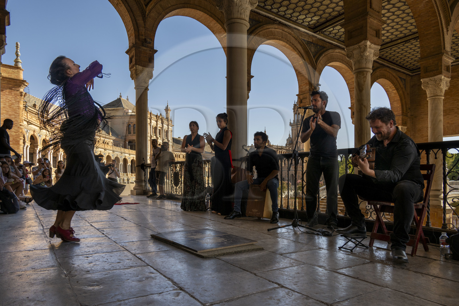 Espagne, Andalousie, Séville, Parque de Maria Luisa, Plaza de Espana (Place d'Espagne) construite par l'architecte Anibal Gonzalez pour l'Exposition ibéro-américaine de 1929, spectacle de danse flamenco
