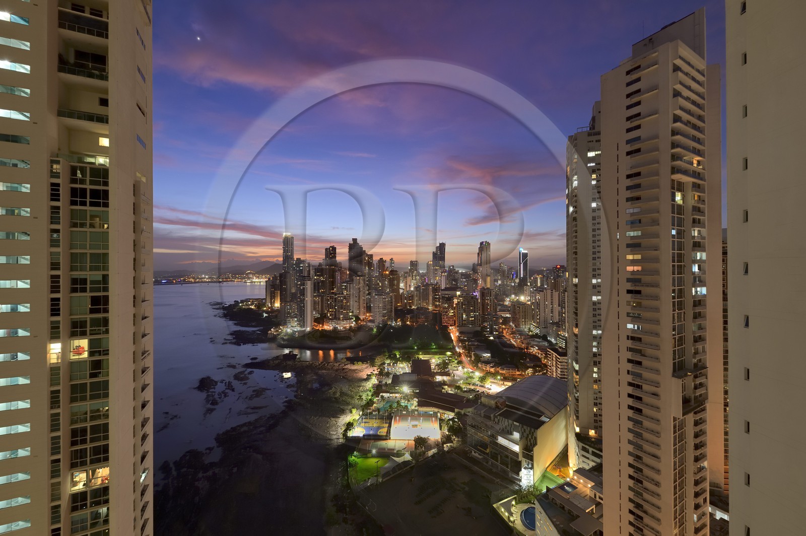 Panama, Panama City, les gratte-ciels du quartier de front de mer de Punta Paitillia après le coucher de soleil