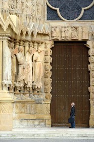 France, Marne (51), Reims, la cathédrale Notre-Dame de Reims, classée Patrimoine Mondial de l'UNESCO, sculpture de L'ange au sourire sur la portail gauche de la facade occidentale