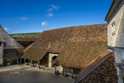 France, Côte-d'Or (21), Paysage culturel des climats de Bourgogne classés Patrimoine Mondial de l'UNESCO, Route des Grands Crus, vignoble de la Côte de Nuits, Vougeot, le Chateau du Clos de Vougeot, batiment de la cuverie du XVe siècle