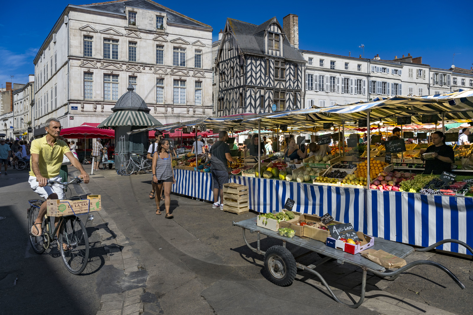 France, Charente-Maritime (17), La Rochelle, place du Marché et rue Thiers