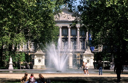 Belgique, Bruxelles, le parlement fédéral aussi appelé Palais de la Nation depuis le parc Royal (parc de Bruxelles)