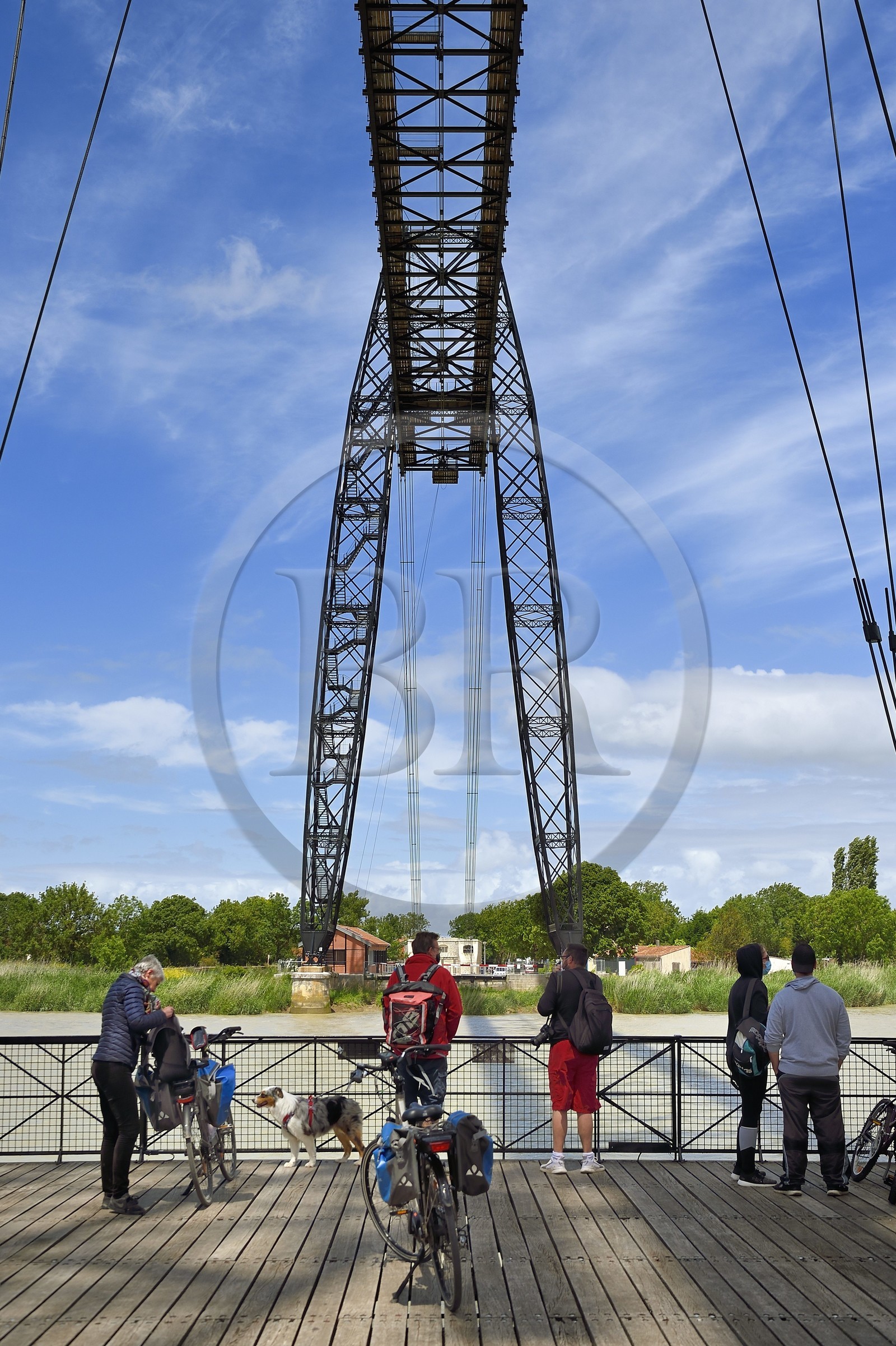 France, Charente-Maritime (17), Rochefort, le pont transbordeur de Rochefort (ou Martrou) construit par Ferdinand Arnodin en 1900, cycliste faisant la véloroute La Flow Vélo à bord de la nacelle en translation au dessus du fleuve Charente