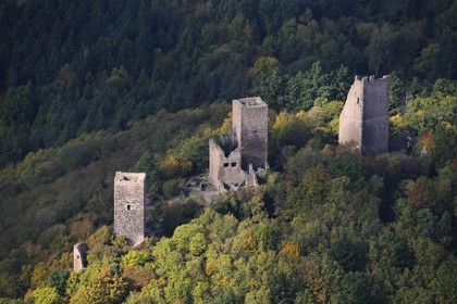 France, Haut-Rhin (68), les trois donjons d'Eguisheim dans le massif des Vosges (photo aérienne)