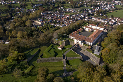 France, Pyrénées-Atlantiques (64), Pays-Basque, Saint-Jean-Pied-de-Port, la citadelle consolidée par Vauban au sommet de la colline de Mendiguren (vue aérienne)