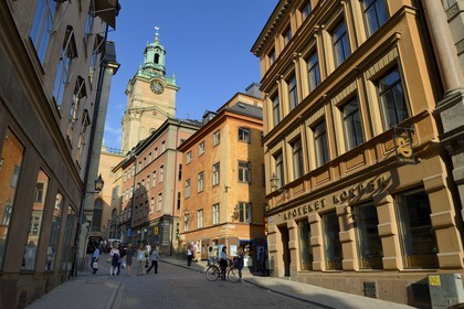 Suède, Stockholm, vieille ville dans l'île de Gamla stan (Gamala Stan Riddarholmen), la cathédrale au bout de la rue Storkyrkobrinken