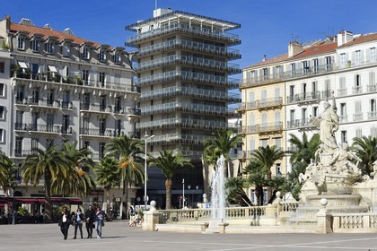 France, Var (83), Toulon, place de la Liberté, la Tour de la Caisse d'Epargne de l'architecte alfred henry au centre