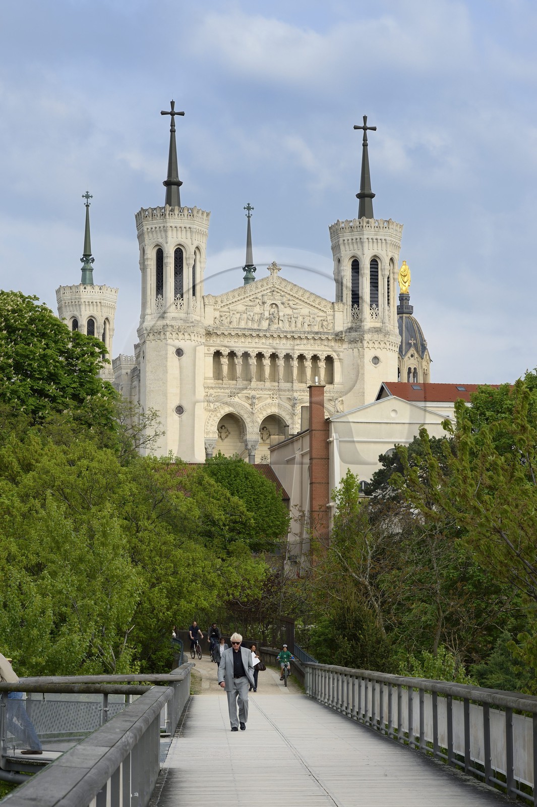 France, Rhône (69), Lyon, site historique classé Patrimoine Mondial de l'UNESCO, Basilique Notre Dame de Fourvière depuis la passerelle des Quatre-Vents dans le Parc des Hauteurs