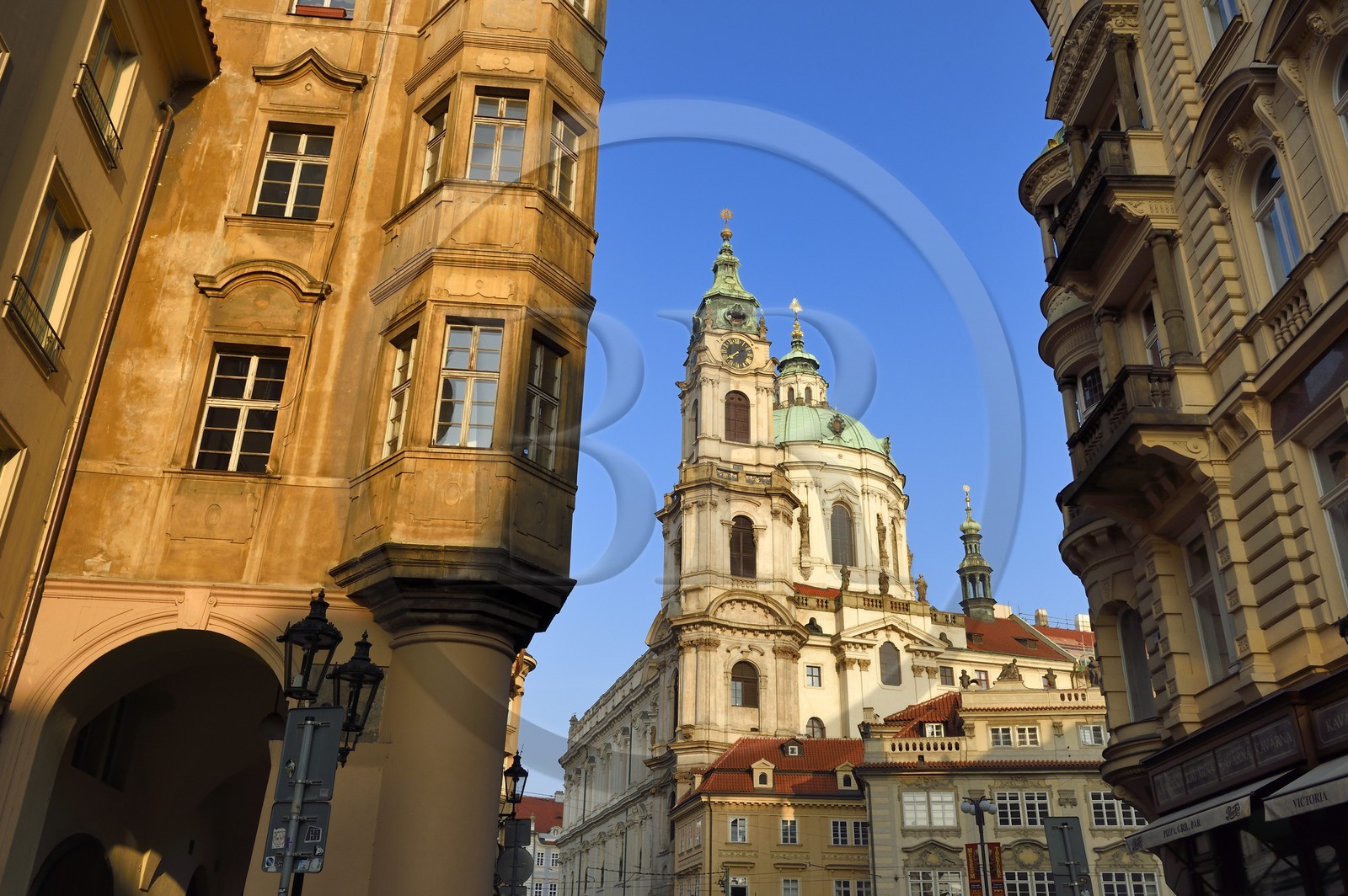République Tchèque, Prague, centre historique classé Patrimoine Mondial de l'UNESCO, quartier de Mala Strana, l'église baroque Saint Nicolas (Sv. Mikulàse)