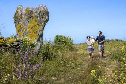 France, Finistère (29), Mer d'Iroise, archipel de Molène, Ile de Quéménès, ferme de Quéménès bio et autonome en énergie, les agriculteurs Amélie Goossens et Etienne Menguy à côté du menhir